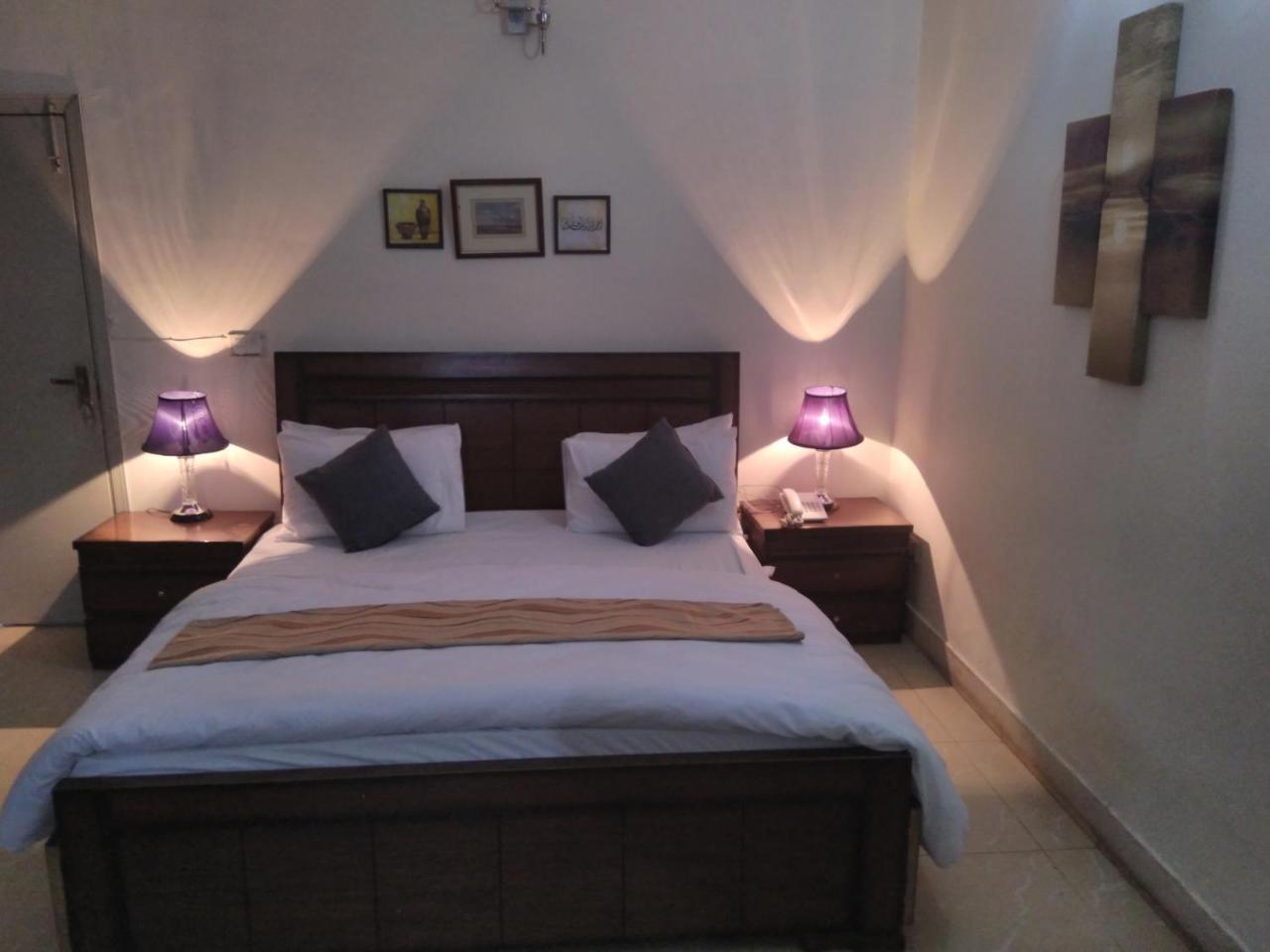 Pyramid International Guest House イスラマバード エクステリア 写真